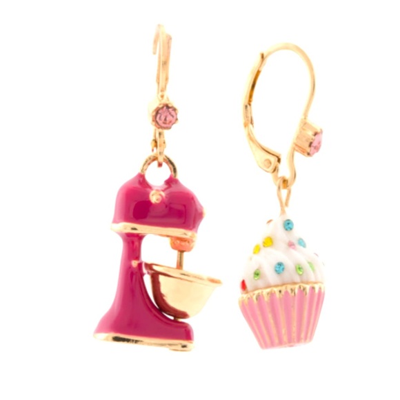BETSEY JOHNSON Cupcake & Mixer Mismatch Pink & White Gold Drop Earrings - NEW! - Picture 1 of 1